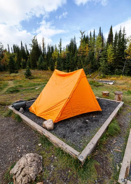 地方の秋の森のキャンプ場のオレンジテントキャンプ場p — ストック写真