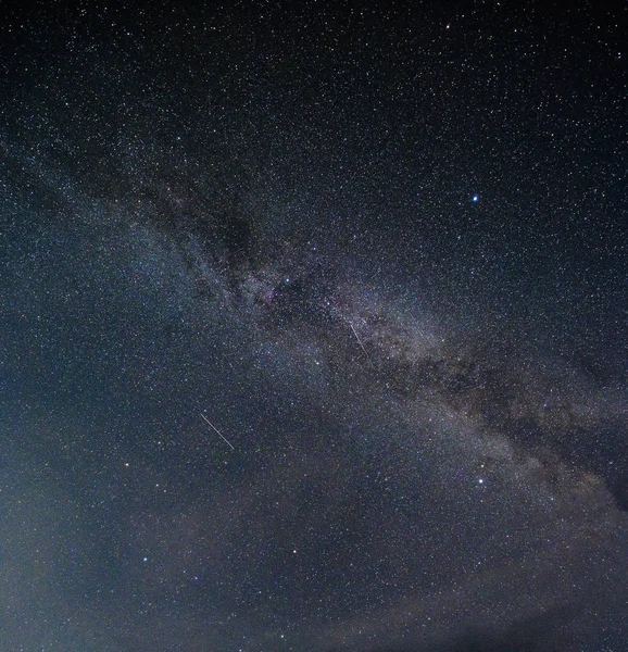 Samanyolu Gökadası ile yıldızlı gece gökyüzünde — Stok fotoğraf