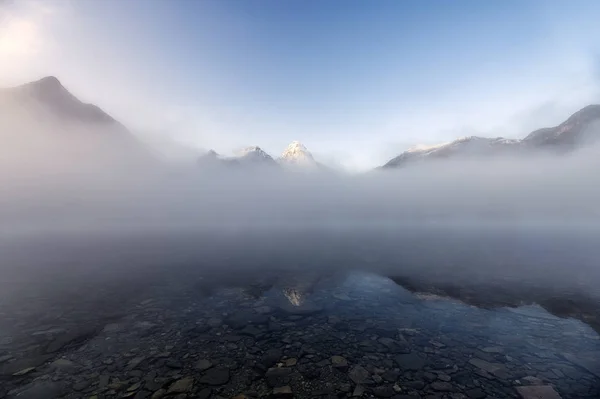 Monte Assiniboina nella nebbia blu riflessione sul Lago Magog a Prov. — Foto Stock