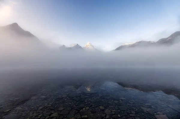 Mont Assiniboine dans le brouillard bleu réflexion sur le lac Magog à Prov — Photo