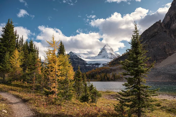 Monte Assiniboine com floresta de outono no Lago Magog na província — Fotografia de Stock