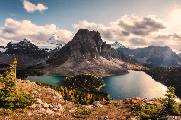Mount Assiniboine met Sunburst en Cerulean meer in de herfst dennen — Stockfoto