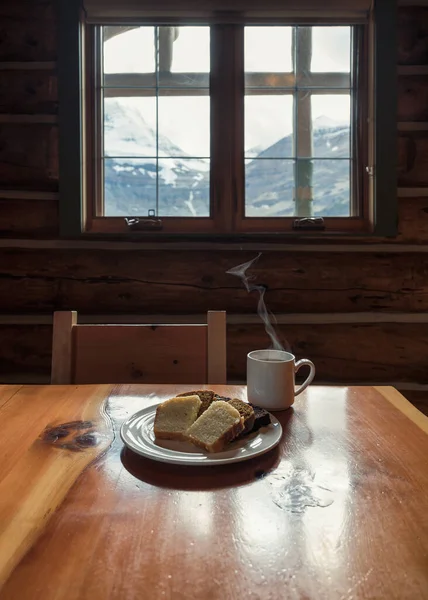Se sirve pan rebanado con espresso caliente en una taza en el lodge de madera —  Fotos de Stock
