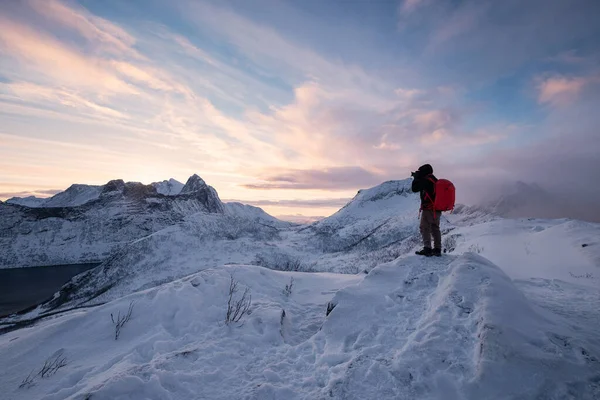午前中に雪の山の上で写真を撮る写真家 — ストック写真