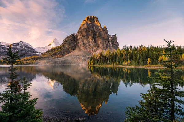 Landschaft von sunburst See und Mount assiniboine Reflexionen zwischen uns — Stockfoto