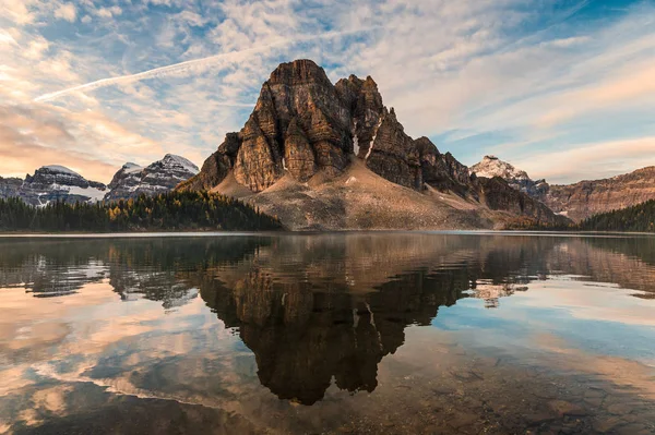Reflexão montanha rochosa no lago Cerulean em Assiniboine provin — Fotografia de Stock