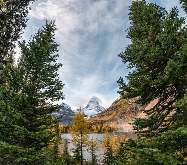 Monte Assiniboine con bosque otoñal en el lago Magog en la provincia — Foto de Stock