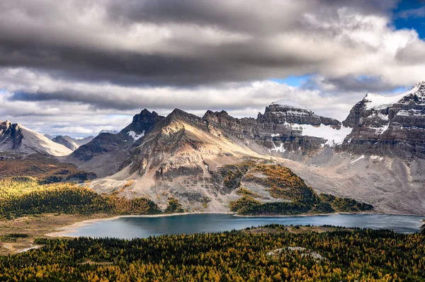 Montañas rocosas con luz solar y lago en Assiniboine — Foto de Stock