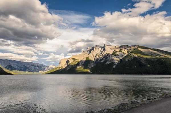 Minnewanka Gölü. Banff 'taki kayalık dağlarda güneş ışığı var.