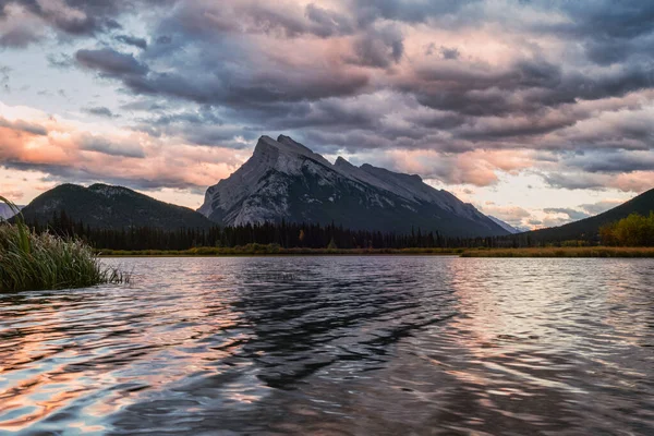 Mount Rundle with colorful cloudy in Vermillion Lakes in evening — Stock Photo, Image