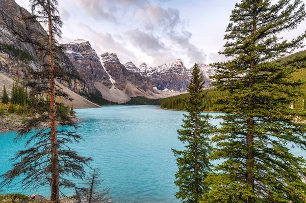 Lago morenico con rocce canadesi nel parco nazionale di Banff — Foto Stock