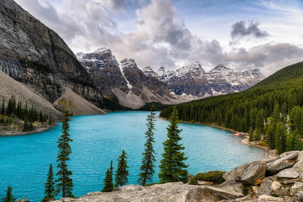 Lago morenico con rocce canadesi nel parco nazionale di Banff — Foto Stock