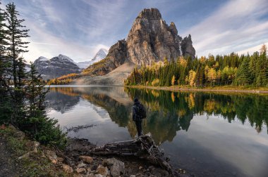 Assiniboine Prov 'daki Sunburst Gölü' nde kereste üzerinde duran gezgin.