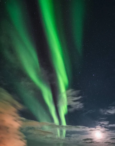 Aurora Borealis, luzes do norte no céu noturno — Fotografia de Stock