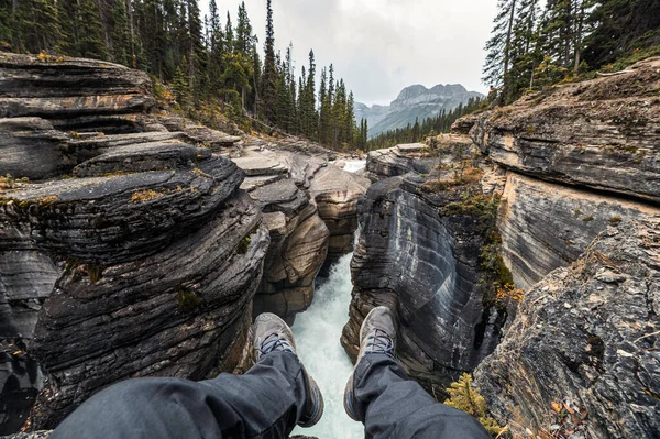 Viaggiatore appeso gambe sul Mistaya Canyon in Icefields Parkway — Foto Stock