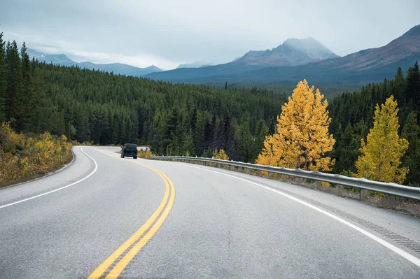 Viagem de carro com montanhas rochosas na floresta de outono em Banff nationa — Fotografia de Stock