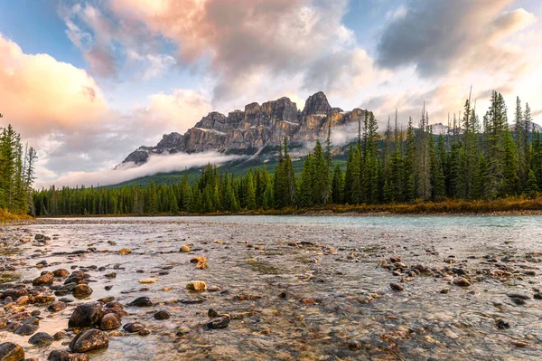 Castle mountain and bow river in the morning at Banff national p — Stock Photo, Image