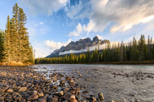 Sunrise on Castle mountain and bow river at Banff national park — Stock Photo, Image