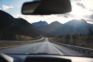 Banff Nati 'de Kanadalı kayalıklarda güneşli manzaralı bir yolculuk.