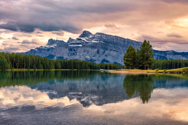 Mount Rundle reflectie op Two Jack Lake in de avond bij Banff nat — Stockfoto