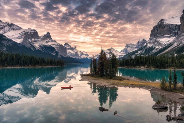 Caminata Canoa Con Reflexión Montaña Rocosa Lago Maligne Isla Spirit —  Fotos de Stock