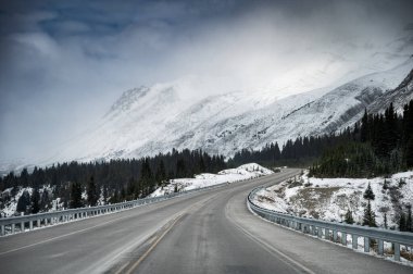Kanada, Icefields Parkway 'de kasvetli karlı bir karayolu gezisi