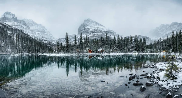 Panorama Wooden Lodge Mäntymetsässä Raskas Lumi Heijastus Lake Hara Yoho — kuvapankkivalokuva