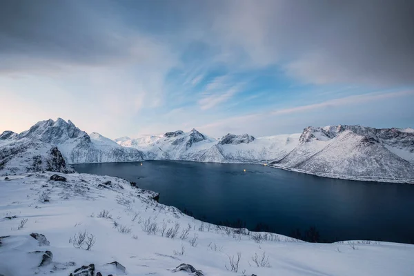 Wschód Słońca Śnieżnym Szczycie Segli Wyspie Senja Zimą Norwegii — Zdjęcie stockowe