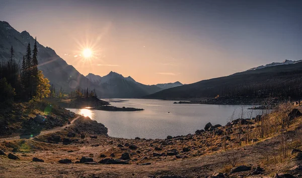 Восход Солнца Озере Медецин Горным Хребтом Национальном Парке Джаспер Канада — стоковое фото