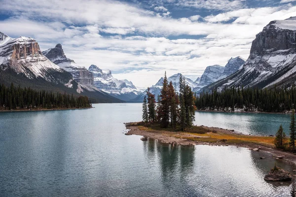 Scenario Spirit Island Con Montagne Rocciose Canadesi Nel Lago Maligne — Foto Stock