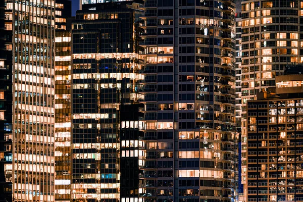 Fasadfönster Upplyst Modern Skyskrapa Med Kontorsbyggnad Natten — Stockfoto