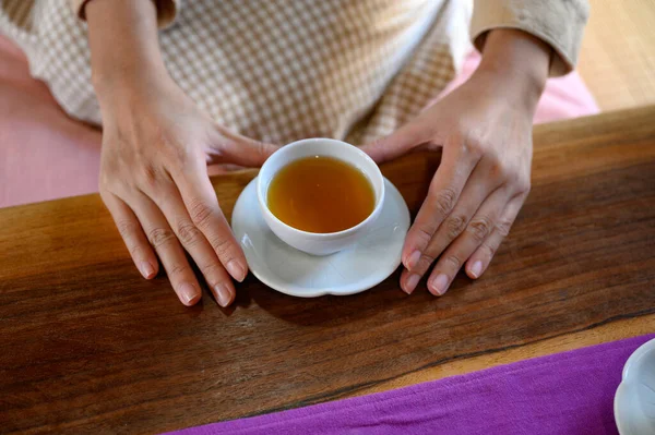 Γυναικεία Χέρια Που Κρατούν Ζεστό Τσάι Στο Ξύλινο Τραπέζι Πρωί — Φωτογραφία Αρχείου