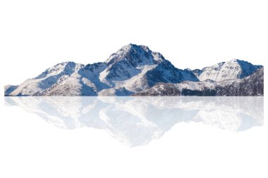 Lofoten adalarında kışın karlı dağ sıraları. Beyaz arkaplanda izole