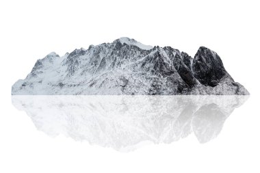 Lofoten Adası 'ndaki İskandinavya' da kışın karlı dağ sıraları. Beyaz arkaplanda izole