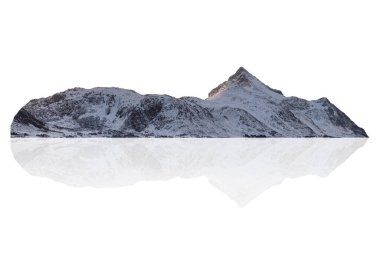 Norveç 'te kışın karlı dağ sıraları. Beyaz arkaplanda izole