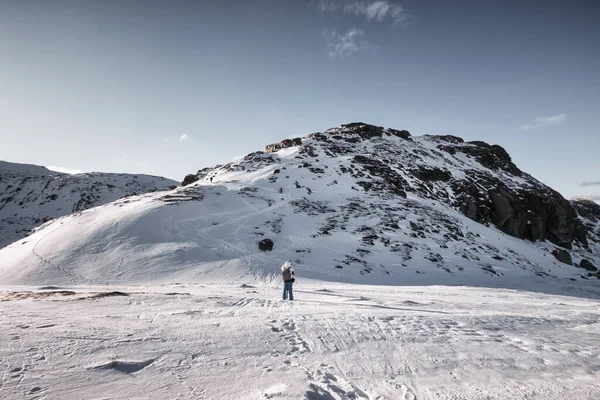 Человек Путешественник Фотографируется Вершине Снежной Горы Солнечный — стоковое фото