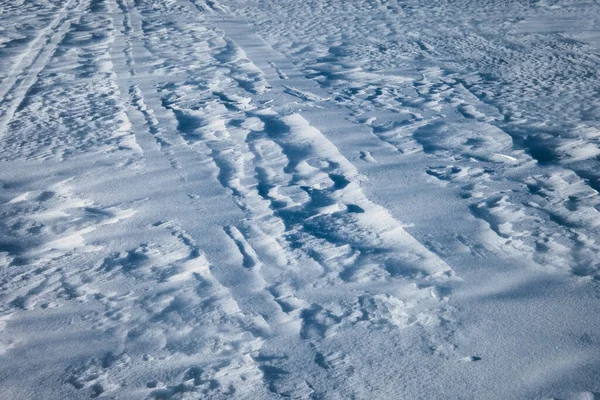 Bruzda Śnieżnym Wzgórzu Płynącym Wzorem Wiatru Tło — Zdjęcie stockowe
