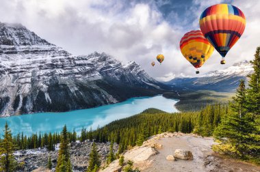 Peyto gölünde uçan sıcak hava balonları Kanada 'daki Banff Ulusal Parkı' ndaki tilkiye benziyor.