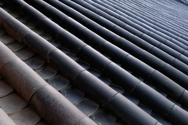 중국의 전통적 배경에서 지붕을 배열하는 — 스톡 사진