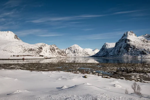 Snowy Pasmo Górskie Jeziorem Wybrzeżu Słońcu Skandynawii — Zdjęcie stockowe