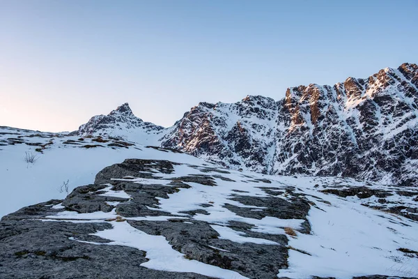 Ηλιοφάνεια Χιονισμένη Περιοχή Γαλάζιο Ουρανό Στα Νησιά Lofoten Νορβηγία — Φωτογραφία Αρχείου