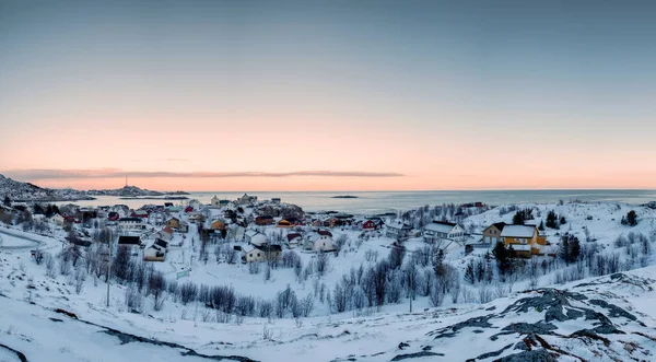 Norveç Lofoten Adalarında Kışın Kıyı Şeridinde Skandinav Köyü — Stok fotoğraf