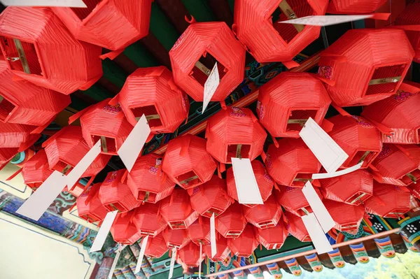 Lanterna Vermelha Chinesa Tradicional Com Papel Branco Pendurado Teto Templo — Fotografia de Stock