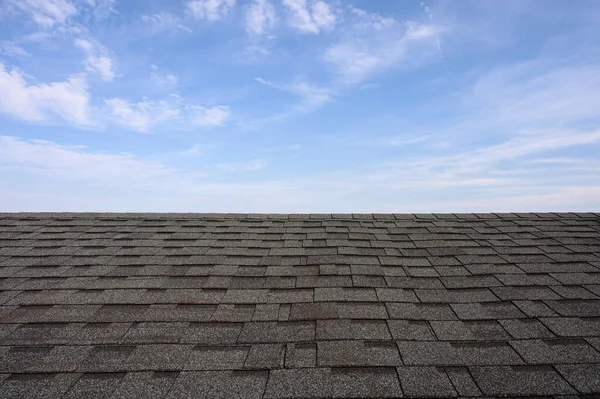 Dunkle Dachziegel Aus Lehm Mit Blauem Himmel — Stockfoto