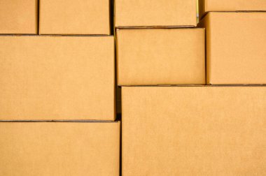 Yığılmış kahverengi paket kutusu çeşitli boyut arkaplanı