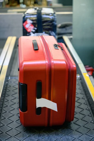 Bagages Rouges Sur Bande Transporteuse Pour Enregistrement Balayage Comptoir Enregistrement — Photo
