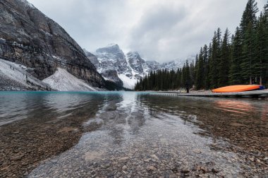 Moraine Gölü 'nde kanolu Rocky Dağları Banff Ulusal Parkı' nda kasvetli