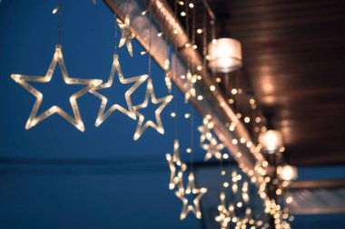Yılbaşı festivalinde tavanda parlayan ve asılı duran yıldız ampulü