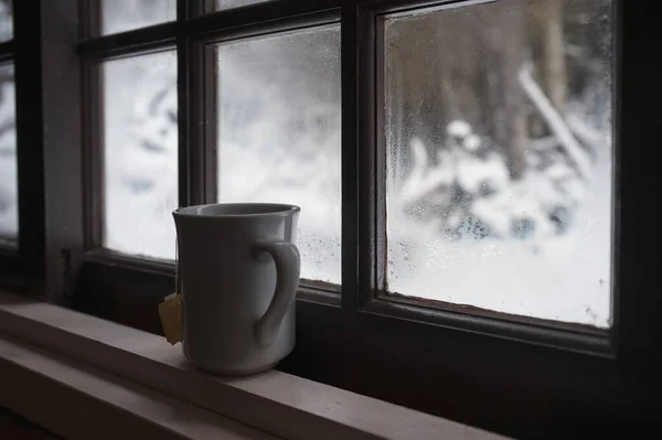 Bílý Šálek Čaje Okenní Římse Sněžném Dni Samota Osamělý Koncept — Stock fotografie
