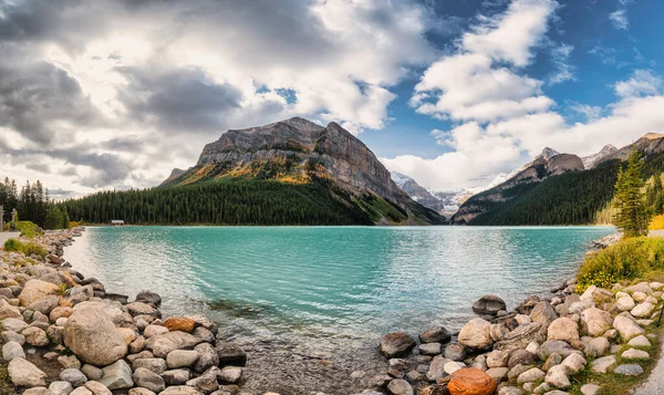 Panorama Lago Louise Com Montanhas Rochosas Céu Azul Ensolarado Parque — Fotografia de Stock